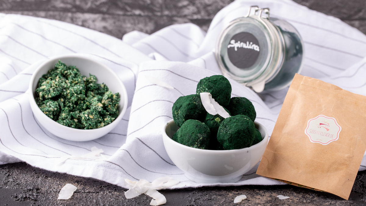 Vegane Energy-Balls mit Spirulina | Spirulina-Kokos-Kugeln