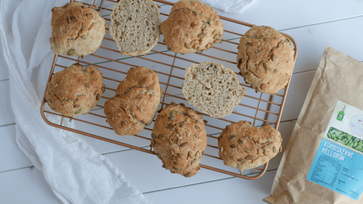 Kürbiskern-Brötchen | mit Joghurt