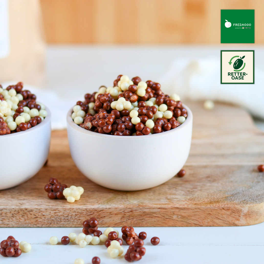 freshooo® Schokolierte Knusperkugeln | "Schokoballs" | Mischung aus Vollmilch- und weißer Schokolade